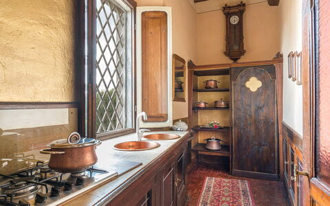 Villa delle Sophore 12: Hout, Interieur Ontwerp, Bruin, Flooring, Cabinetry, Deur, Beits, Keuken, Countertop, Kast