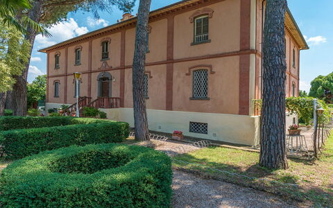 Villa delle Sophore 12: Facade, Struik, Menselijke Nederzetting, Landgoed, Tuin, Herenhuis, Landscaping, Hacienda, Werf, Villa