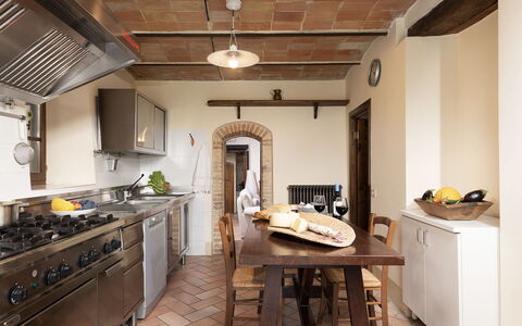 Villa di Morice 14: Meubilair, Keuken, Interieur Ontwerp, Flooring, Countertop, Toestel Van De Keuken, Cabinetry, Hout, Plafond, Verdieping