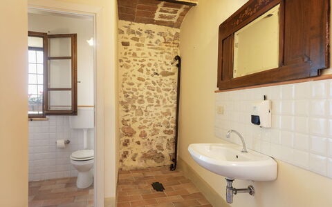 Villa di Morice 14: Muur, Flooring, Loodgieterswerkinrichting, Verdieping, Interieur Ontwerp, Deur, Badkamer, Loodgieter, Kamer, Plafond