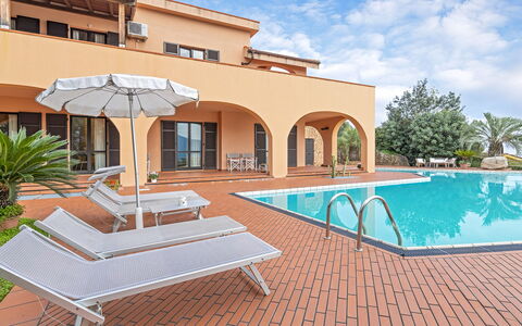 Villa Elda 6: Zwembad, Toevlucht, Buitenmeubels, Eco Hotel, Hacienda, Hotel, Villa, Stoel, Badplaats