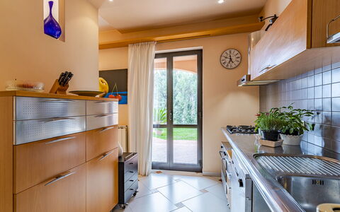 Villa Elda 6: Keuken, Countertop, Interieur Ontwerp, Meubilair, Flooring, Hout, Toestel Van De Keuken, Cabinetry, Major Appliance, Huis