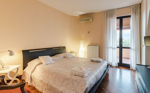 Villa Elda 6: Bed, Interieur Ontwerp, Slaapkamer, Meubilair, Kamer, Laken, Verdieping, Flooring, Bedding, Plafond