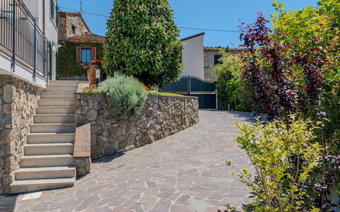 Villa Elena 9+1: Flagstone, Cobblestone, Schaduw, Stenen Muur, Gang, Tuin, Beton, Landscaping, Bloempot