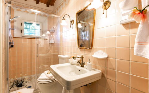 Villa Elisa 16: Badkamer, Loodgieterswerkinrichting, Wastafel In De Badkamer, Interieur Ontwerp, Wastafel, Kraan, Flooring, Bad, Loodgieter, Verdieping