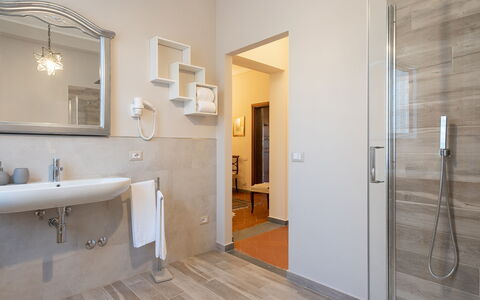 Villa Fiorentini 10: Flooring, Verdieping, Interieur Ontwerp, Kamer, Meubilair, Verlichting, Loodgieterswerkinrichting, Plafond, Huis, Deur