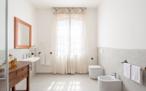 Villa Fiorentini 10: Muur, Flooring, Loodgieterswerkinrichting, Verdieping, Interieur Ontwerp, Badkamer, Kraan, Loodgieter, Wastafel, Wastafel In De Badkamer