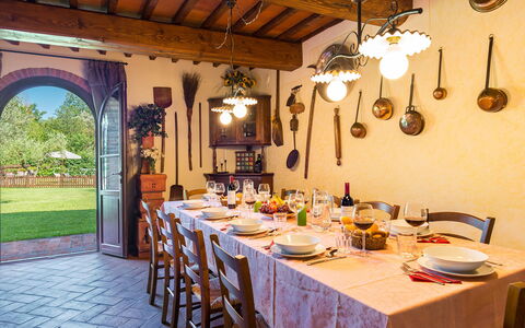 Villa Gino 8+2: Meubilair, Tafel, Hout, Interieur Ontwerp, Stoel, Plafond, Keuken En Eettafel, Eetkamer, Verlichting, Lichte Inrichting