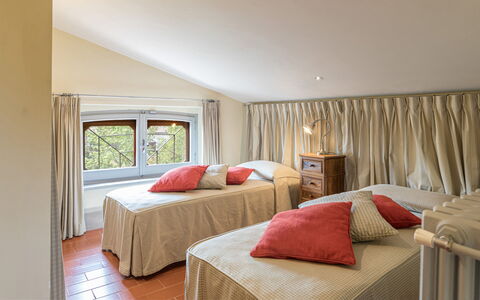Villa Il Cedro 10+1: Meubilair, Bed, Interieur Ontwerp, Slaapkamer, Hout, Kamer, Bedding, Plafond, Laken, Linens