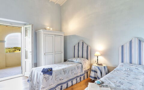 Villa Il Meluccio 12: Muur, Slaapkamer, Bed, Laken, Bedding, Meubilair, Bed Frame, Flooring, Huis, Linens