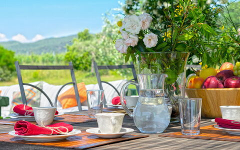 Villa Il Meluccio 12: Tableware, Tafel, Meubilair, Serveware, Drinkware, Voedsel, Dishware, Fruit, Bord, Tafelkleed