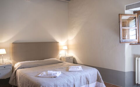 Le Caselle 26: Muur, Slaapkamer, Bed, Meubilair, Interieur Ontwerp, Laken, Plafond, Bedding, Verdieping, Kamer