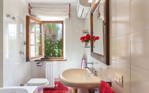 L'Alcova 8+2: Interieur Ontwerp, Loodgieterswerkinrichting, Flooring, Wastafel In De Badkamer, Badkamer, Verdieping, Huis, Kraan, Wastafel, Kamer