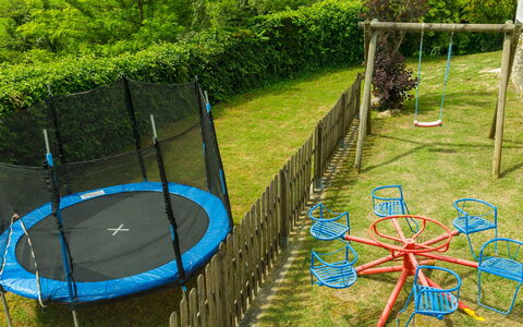 La Villa Dina 10: Trampolinespringen - Materialen En Benodigdheden, Blauw, Trampoline, Trampolinespringen, Speeltoestel, Schaduw, Vrije Tijd, Tuin, Speelplaats, Gazon