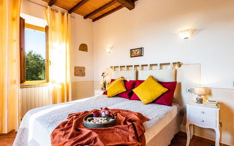 Il Poggiarellino 14: Huis, Meubilair, Slaapkamer, Linens, Bedding, Bed, Laken, Bed Frame, Lamp, Hotel