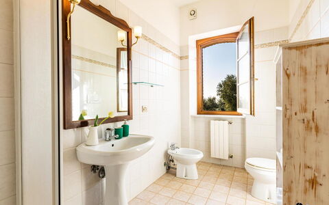 Il Poggiarellino 14: Loodgieterswerkinrichting, Badkamer, Flooring, Interieur Ontwerp, Kraan, Loodgieter, Wastafel, Verdieping, Wastafel In De Badkamer, Toilet