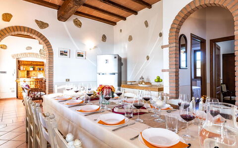 Il Poggiarellino 14: Interieur Ontwerp, Meubilair, Plafond, Tafel, Stoel, Keuken En Eettafel, Eetkamer, Kamer, Tafelkleed, Lichte Inrichting