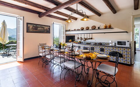 Villa Baia Blu 12: Meubilair, Keuken En Eettafel, Huis, Stoel, Eetkamer, Keuken, Kamerplant, Landgoed, Toevlucht, Countertop