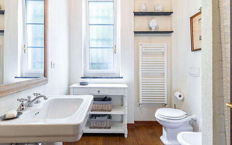 Villa Baia Blu 12: Interieur Ontwerp, Loodgieterswerkinrichting, Badkamer, Flooring, Verdieping, Wastafel In De Badkamer, Wastafel, Wc Bril, Toilet, Loodgieter