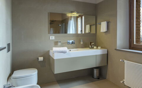 La Vecchia Fonte 15: Interieur Ontwerp, Flooring, Loodgieterswerkinrichting, Verdieping, Badkamer, Kamer, Verlichting, Wastafel, Loodgieter, Kraan