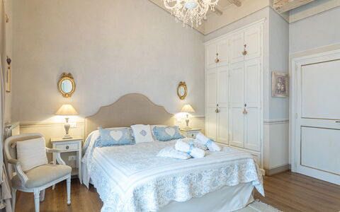 La Capannina 2+2: Meubilair, Bed, Interieur Ontwerp, Slaapkamer, Bedding, Laken, Kamer, Hout, Linens, Verdieping