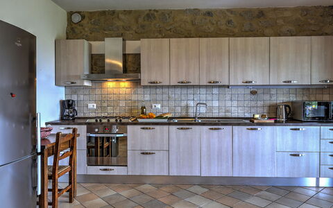 La Casa di Elsa 6: Keuken, Toestel Van De Keuken, Countertop, Major Appliance, Cabinetry, Interieur Ontwerp, Flooring, Huishoudapparatuur, Gootsteen, Meubilair