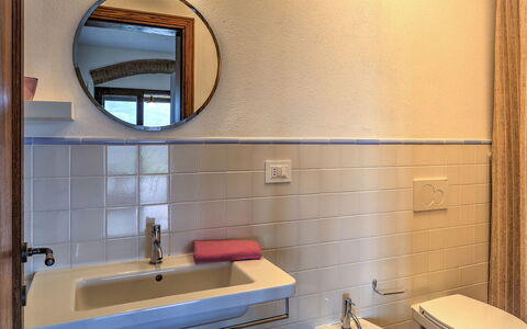 La Casa di Elsa 6: Wastafel In De Badkamer, Loodgieterswerkinrichting, Badkamer, Flooring, Interieur Ontwerp, Wastafel, Verdieping, Kraan, Spiegel, Loodgieter