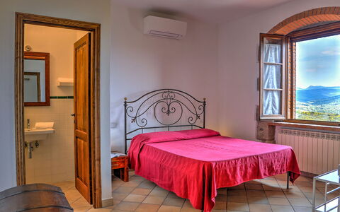 La Casa di Elsa 6: Muur, Huis, Meubilair, Verdieping, Slaapkamer, Plafond, Bed, Bed Frame, Laken, Appartement