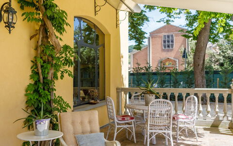 La Casa di Nanì 8: Meubilair, Veranda, Deur, Stoel, Buitenmeubels, Huis, Bloempot, Schaduw, Kolom, Kamerplant