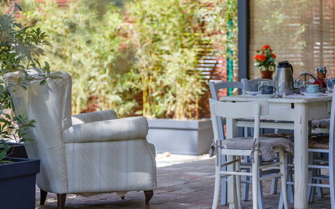 La Casa di Nanì 8: Meubilair, Stoel, Interieur Ontwerp, Tafel, Bloempot, Kamer, Buitenmeubels, Eetkamer, Kamerplant, Keuken En Eettafel