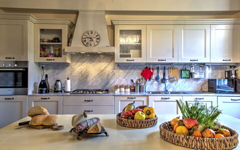 La Martinella 12: Keuken, Countertop, Meubilair, Toestel Van De Keuken, Interieur Ontwerp, Cabinetry, Major Appliance, Flooring, Kamer, Verlichting