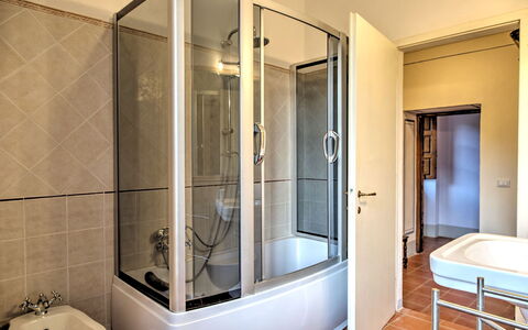 La Martinella 12: Loodgieterswerkinrichting, Badkamer, Flooring, Interieur Ontwerp, Verdieping, Kamer, Loodgieter, Bad, Kraan, Wastafel
