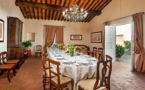 Villa Primo Sole 22: Meubilair, Tafel, Stoel, Keuken En Eettafel, Interieur Ontwerp, Tableware, Eetkamer, Huis, Restaurant, Tafelkleed