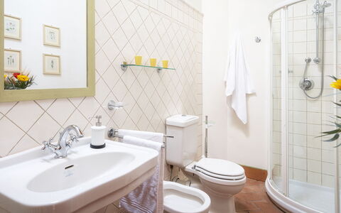 Villa Primo Sole 22: Interieur Ontwerp, Badkamer, Wc Bril, Flooring, Loodgieterswerkinrichting, Verdieping, Toilet, Wastafel In De Badkamer, Wastafel, Loodgieter