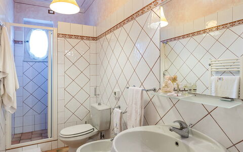 Villa Leonardo 30+6: Flooring, Interieur Ontwerp, Verdieping, Loodgieterswerkinrichting, Plafond, Tegel, Kamer, Loodgieter, Badkamer, Kraan