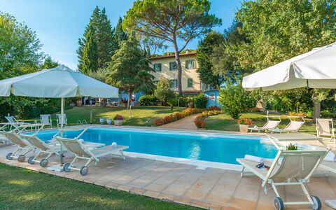 Villa Leonardo 30+6: Zwembad, Boom, Woongebied, Toevlucht, Landgoed, Buitenmeubels, Ligstoel, Huis, Menselijke Nederzetting, Thermae