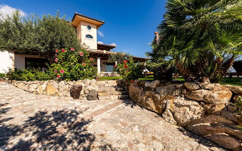 Villa Alba 12: Tuin, Landgoed, Landscaping, Hacienda, Flagstone, Schaduw, Oprit, Eco Hotel, Villa