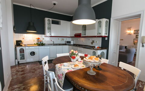 Villa Ombrosa 8: Meubilair, Interieur Ontwerp, Flooring, Keuken, Plafond, Kamer, Lichte Inrichting, Stoel, Verdieping, Tafel