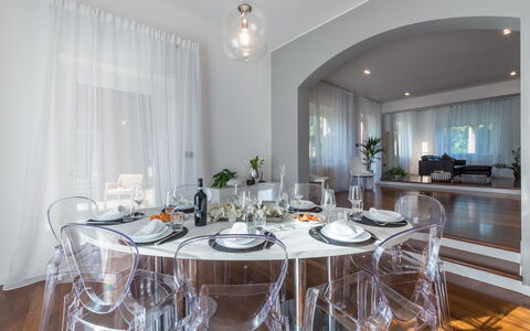 Villa Ninetta 10+1: Meubilair, Interieur Ontwerp, Flooring, Stoel, Tafel, Plafond, Verdieping, Verlichting, Keuken En Eettafel, Eetkamer