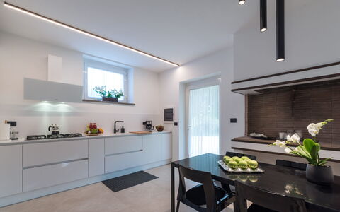 Villa Ninetta 10+1: Keuken, Interieur Ontwerp, Countertop, Lichte Inrichting, Plafond, Verlichting, Huis, Flooring, Cabinetry, Toestel Van De Keuken
