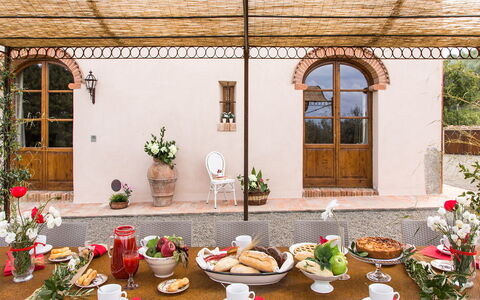 Dimora San Germano 14: Meubilair, Tafel, Bloempot, Stoel, Kamerplant, Restaurant, Keuken En Eettafel, Voedsel, Hacienda, Tafelkleed