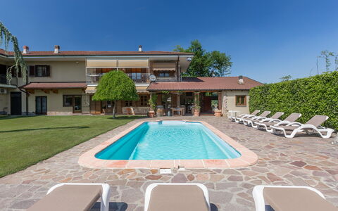 Villa Miki 10: Zwembad, Toevlucht, Landgoed, Buitenmeubels, Hacienda, Villa, Schaduw, Werf, Eco Hotel, Binnenplaats