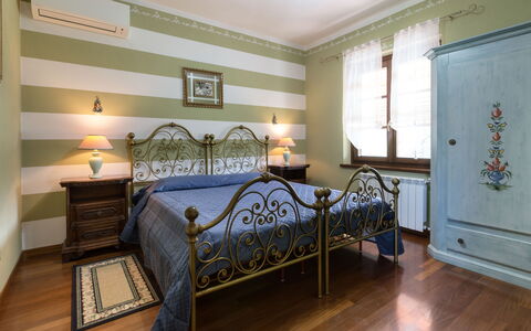 Villa Miki 10: Meubilair, Interieur Ontwerp, Bed, Slaapkamer, Flooring, Muur, Verdieping, Kamer, Hout, Plafond