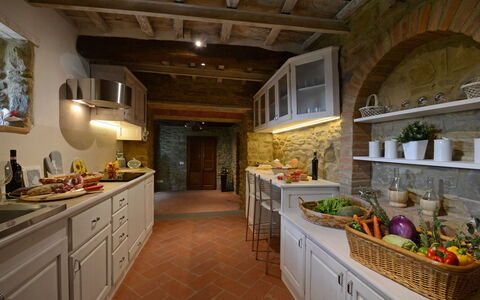 Torre la Ripa 8: Meubilair, Interieur Ontwerp, Keuken, Flooring, Hout, Countertop, Verdieping, Plafond, Cabinetry, Verlichting