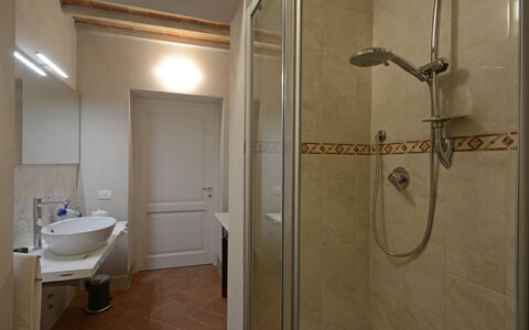 Torre la Ripa 8: Muur, Flooring, Badkamer, Loodgieterswerkinrichting, Verdieping, Interieur Ontwerp, Hout, Wastafel In De Badkamer, Plafond, Kamer