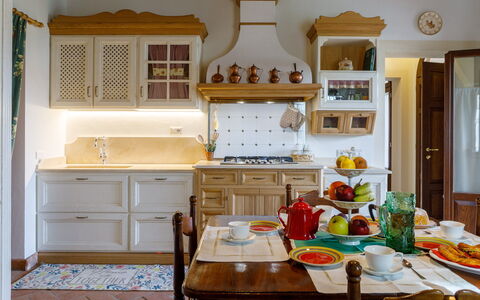 Ca' Pellicciano 8: Meubilair, Interieur Ontwerp, Keuken, Cabinetry, Hout, Flooring, Countertop, Kamer, Verlichting, Kast