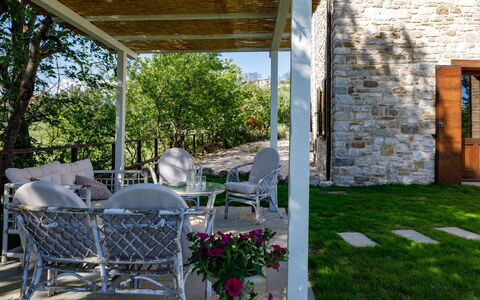 Villa Agostini 10: Meubilair, Stoel, Buitenmeubels, Huis, Tuin, Veranda, Schaduw, Deur, Buitentafel, Backyard