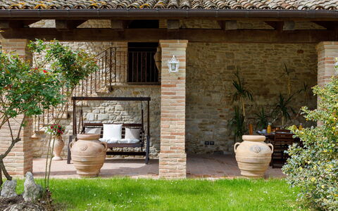 Villa Agostini 10: Bloempot, Steen, Deur, Tuin, Flagstone, Kamerplant, Buitenmeubels, Backyard, Landscaping