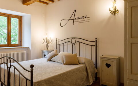 Villa Agostini 10: Bed, Meubilair, Bedding, Slaapkamer, Interieur Ontwerp, Laken, Muur, Hout, Flooring, Verdieping