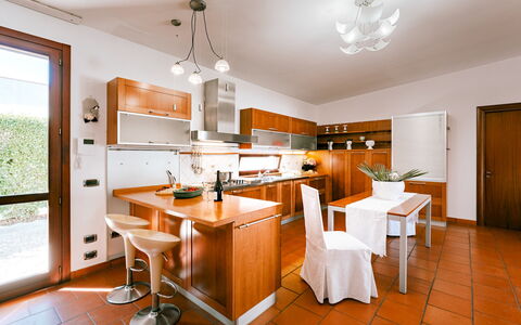 Villa Demal 8+2: Keuken, Meubilair, Interieur Ontwerp, Flooring, Toestel Van De Keuken, Countertop, Hout, Cabinetry, Huis, Verdieping